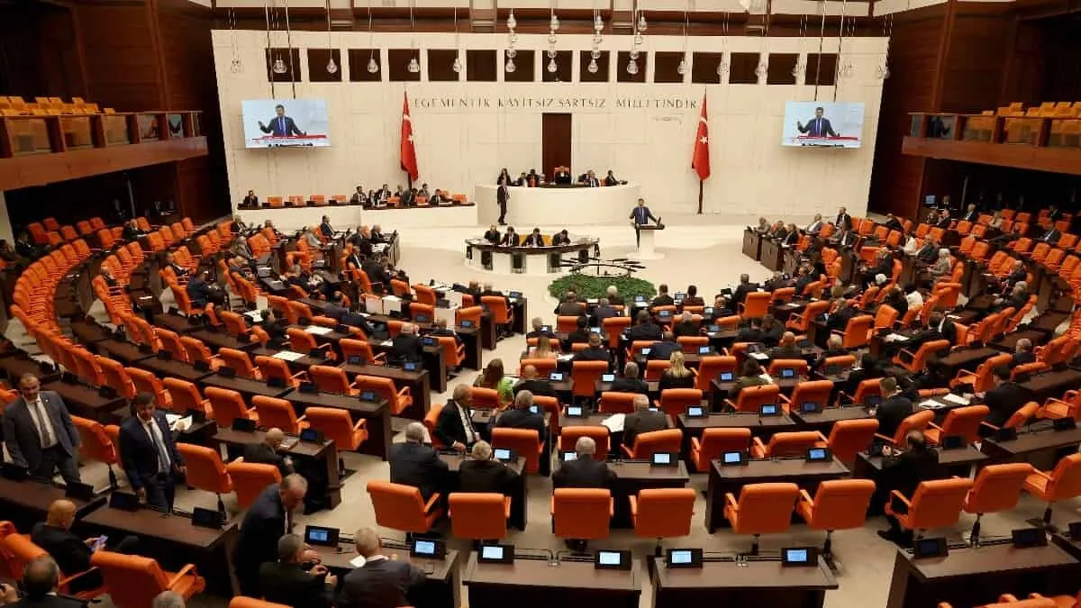 Parlamento de Turquía aprueba penas de cárcel para quienes difundan “noticias 
