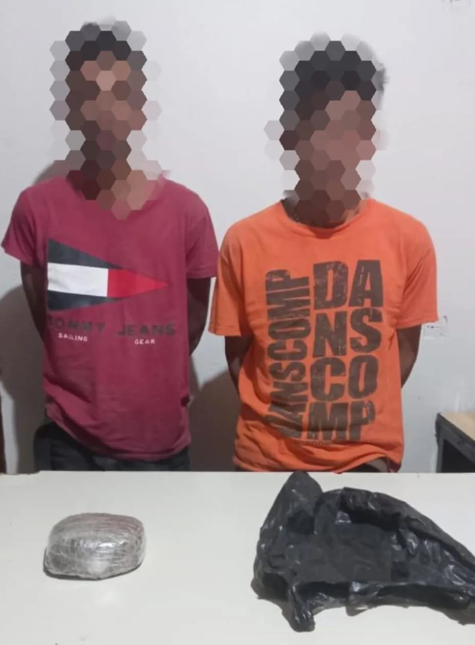 Arrestan a dos sujetos en posesión de una libra de supuesta marihuana