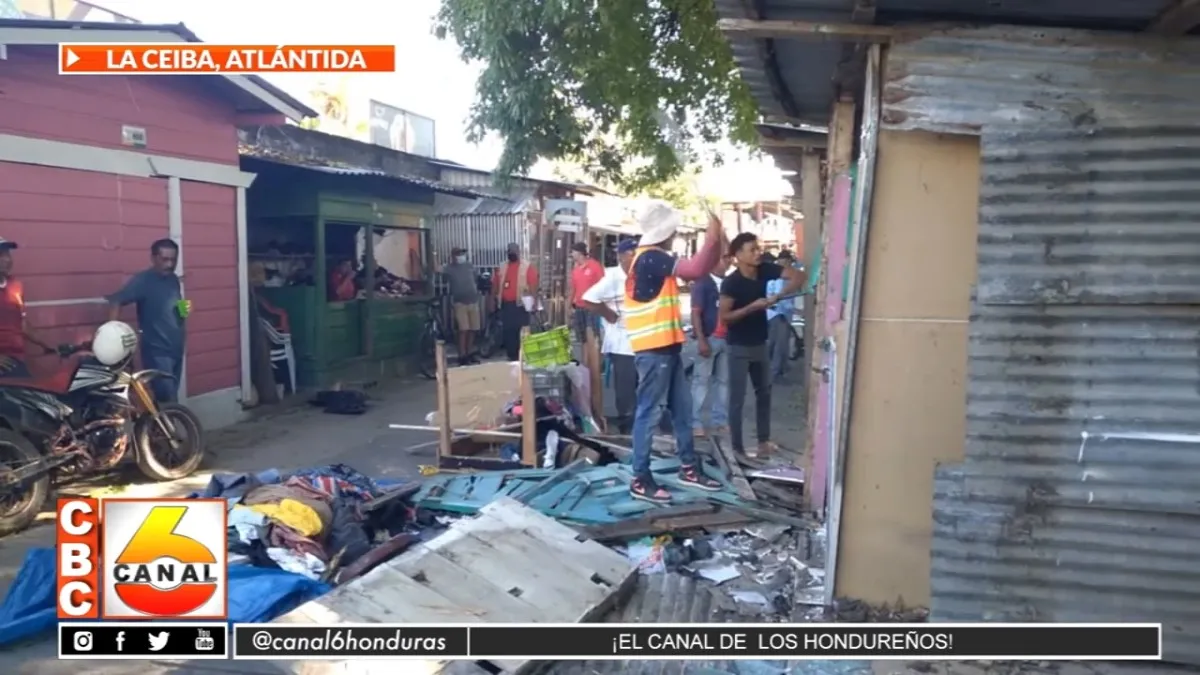 Desmantelan puestos abandonados por vendedores en La Ceiba