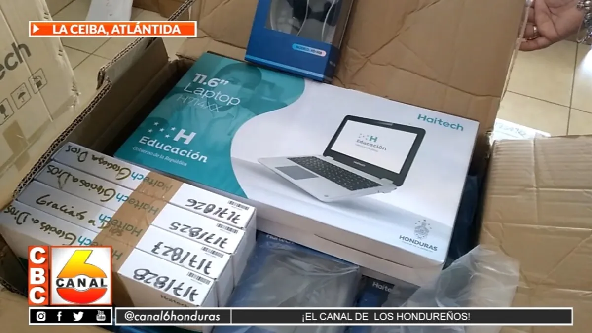 Educación entrega tablets en Atlántida
