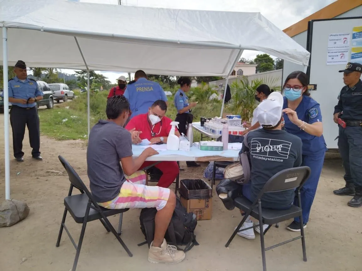 Migrantes en la zona oriental son atendidos por brigada médica de la Policía Nacional