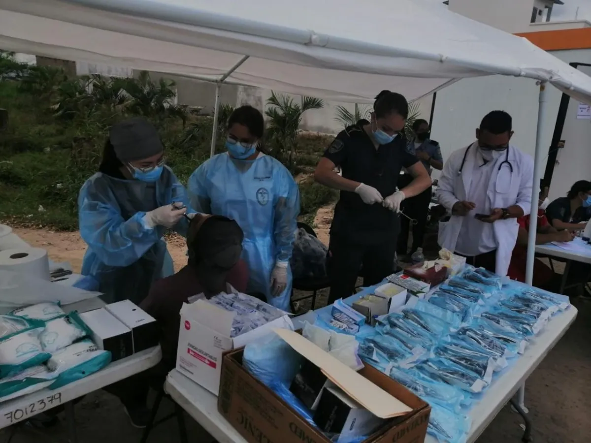 Migrantes en la zona oriental son atendidos por brigada médica de la Policía Nacional