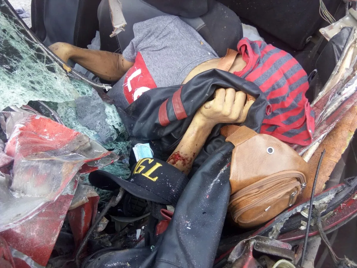 Un muerto y dos heridos deja accidente entre un bus con ruta Moroceli - Danlí y un turismo