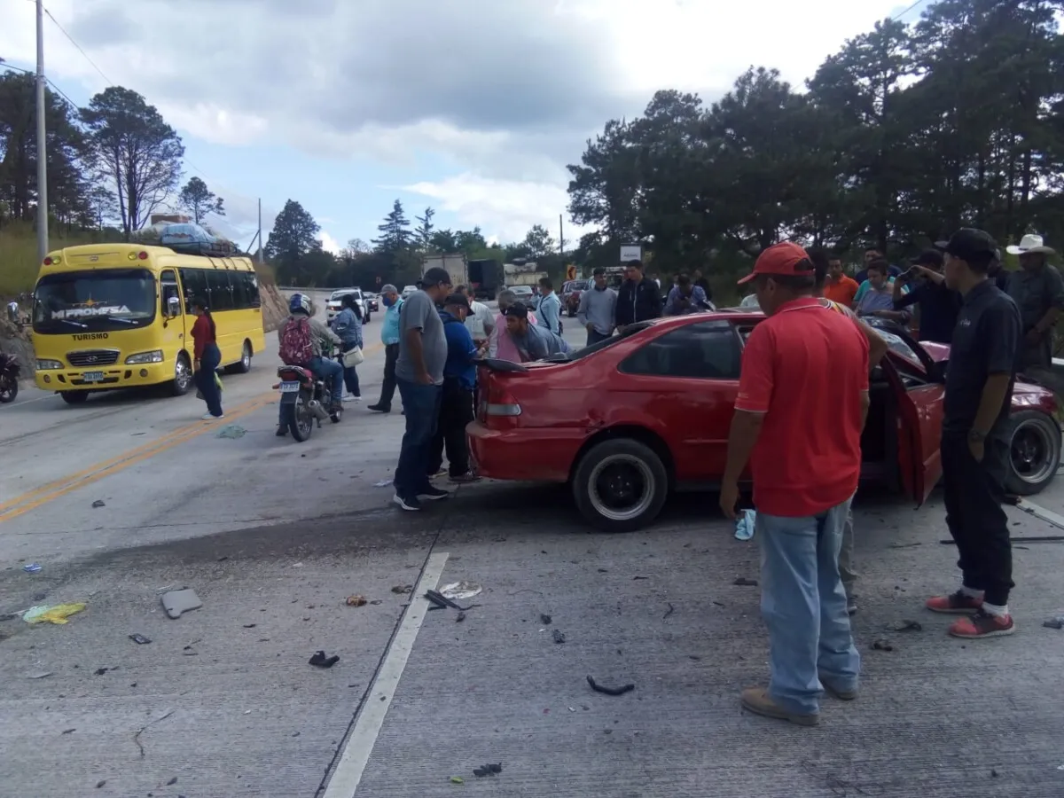Un muerto y dos heridos deja accidente entre un bus con ruta Moroceli - Danlí y un turismo