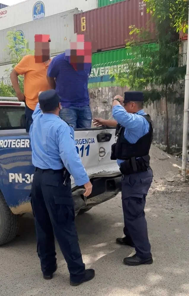 Agentes Policiales arrestan a dos por denuncia de conducción temeraria