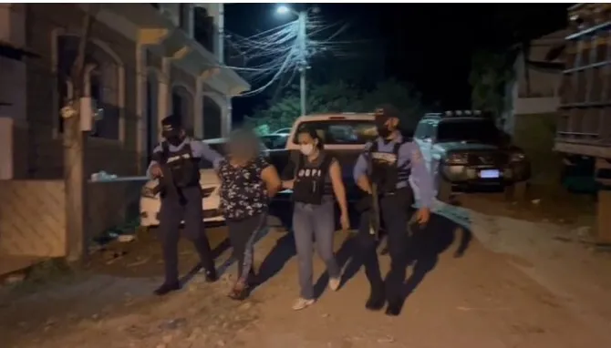 Con 31 piedras de supuesto crack  policías de la UDEP-4 detienen a fémina  en Copán