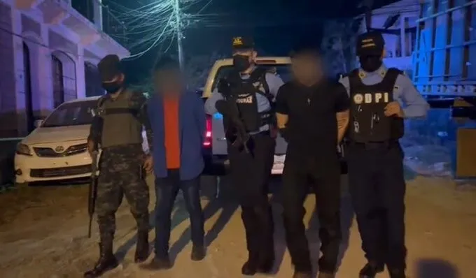 Con droga y arma de fuego uniformados detienen a dos supuestos integrantes de banda delictiva en Copán