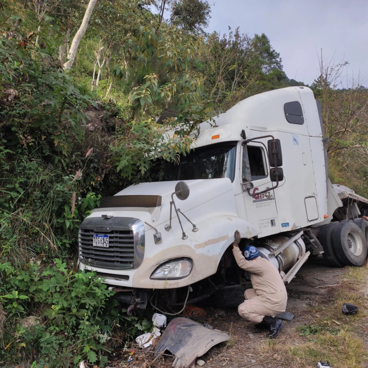 De milagro se salva conductor de un camión tras salirse del eje carretero e impactar contra una rastra 01