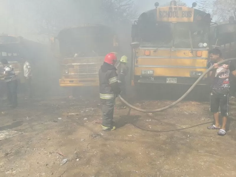 Cinco unidades del transporte de los buses amarillos se quemaron en Choluteca