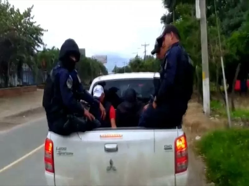 Dejan en prisión a sujetos capturados con dinero y armas en La Ceiba