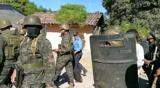 Enfrentamiento entre protestantes y militares en Choluteca