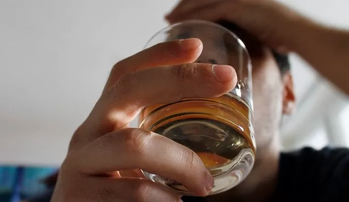 Beber alcohol en exceso puede provocar demencia temprana, estudio