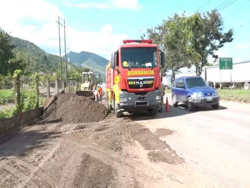 Bomberos realizaron limpieza en carretera hacia Tegucigalpa