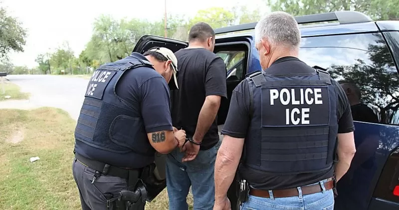 Condenan a hombre por internar sobornar a agente de ICE para deportar a su esposa