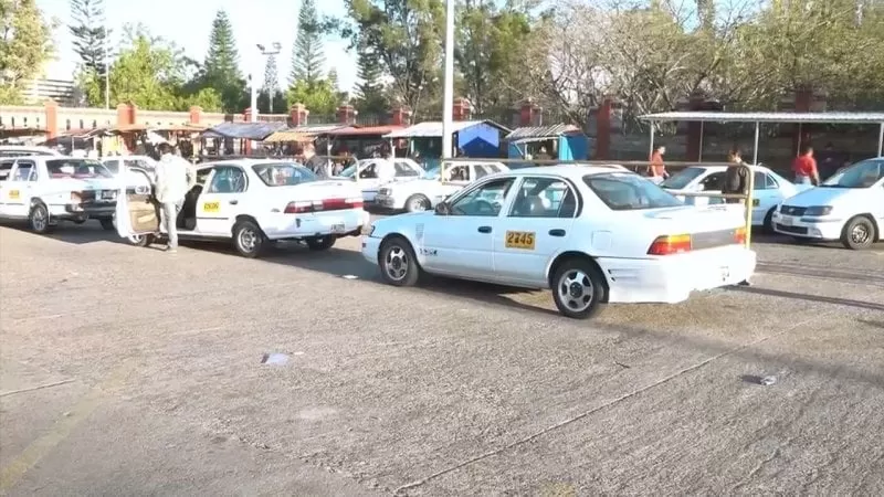 Conductores de taxis no descartan un aumento al precio del pasaje
