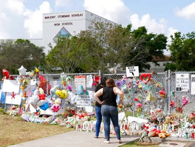 Estudiantes regresan a la secundaria de Parkland donde fueron asesinadas 17 personas