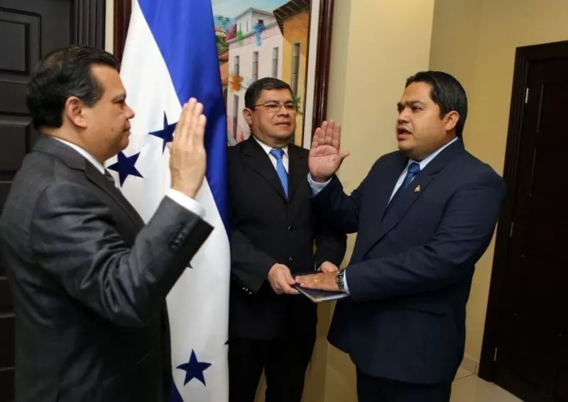 Juramentan al comisionado presidencial de la Zona Sur y al gobernador de Choluteca