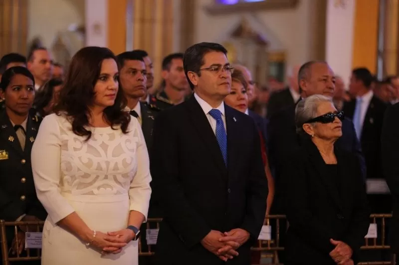 Pareja presidencial asisten a la misa ofrecida a la Virgen de Suyapa