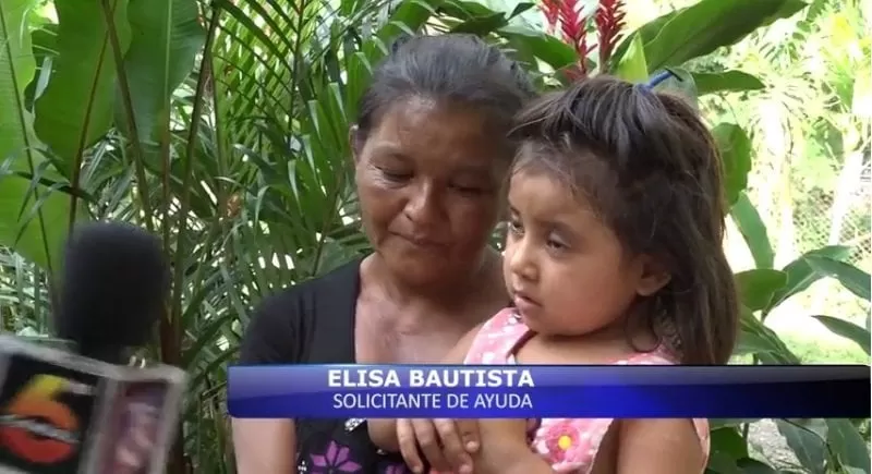 VIDEO: Espera en Dios que su hija salga bien de la operación