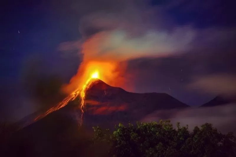 VIDEO: Volcán de Fuego de Guatemala registra explosiones constantes moderadas