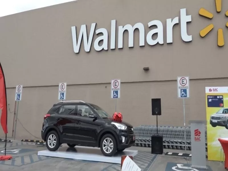Walmart hace entrega de un vehículo Hyundai