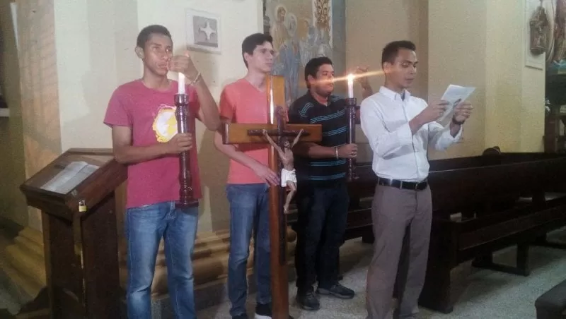 En la Catedral de San Pedro Sula se realiza Santo Viacrucis Juvenil