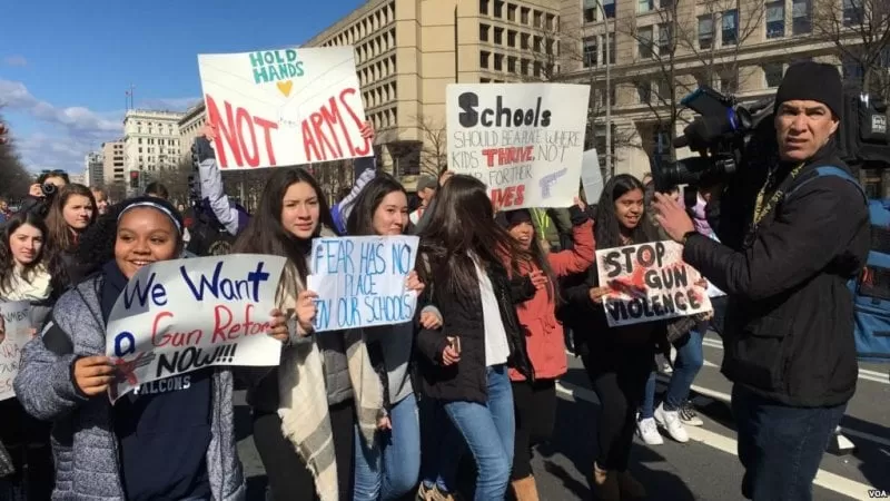 Estudiantes en EE.UU. protestan contra la violencia con armas de fuego