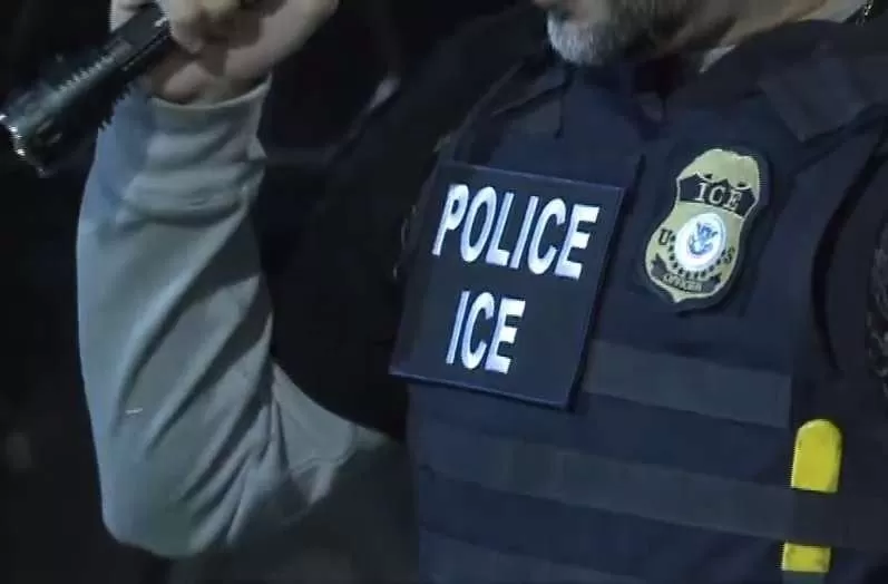 ICE alerta de personas que se hacen pasar por oficiales de Inmigración
