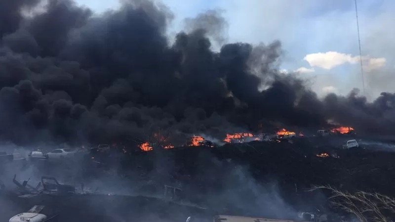 Incendio en área de carros decomisados de la DPI Tegucigalpa arrasa con decenas de automóviles