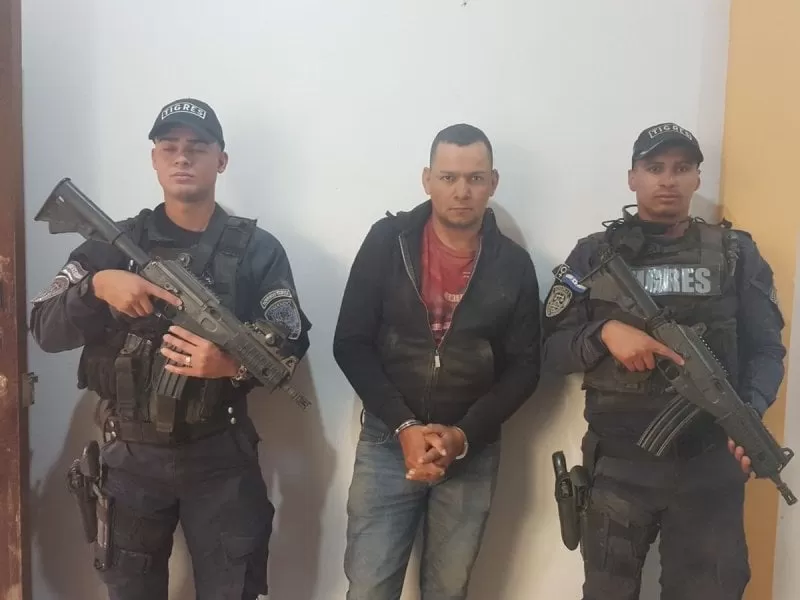 Policías les dan detención a dos ciudadanos por diferentes delitos y les decomisan armas