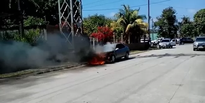 VIDEO: Corto circuito provocó un incendio en un vehículo en Puerto Cortés