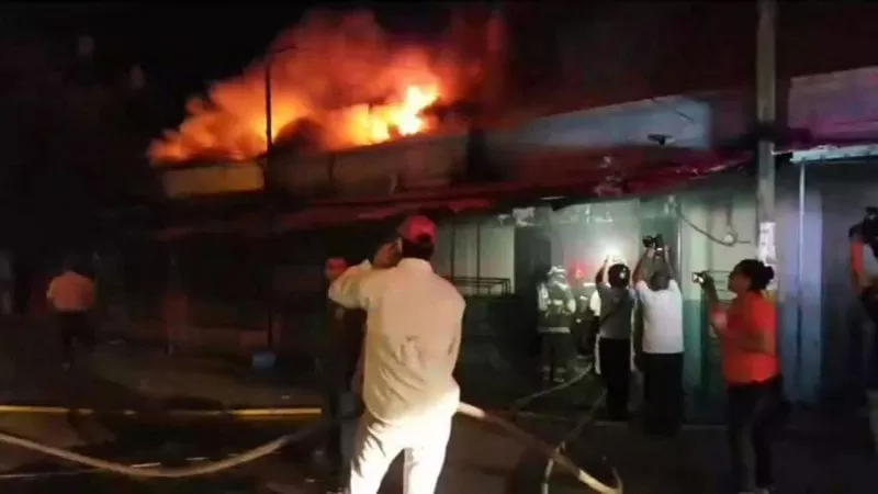Voraz incendio en mercados de Choluteca