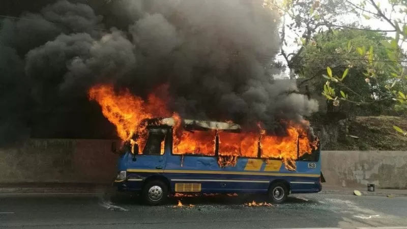 FOTOS: Queman bus del transporte rapidito... Esta vez en Tegucigalpa