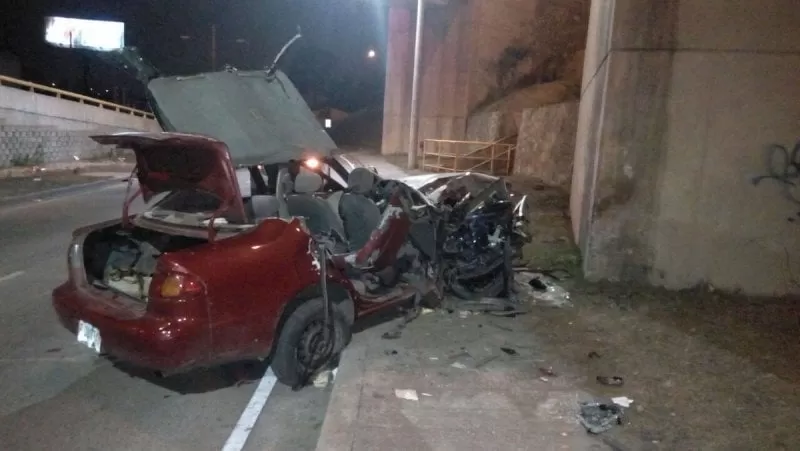 VIDEO: Dos mujeres mueren tras estrellarse contra puente en Tegucigalpa