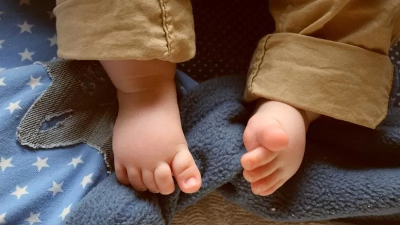 Estados Unidos: Empleados de una guardería hieren a una bebé al pegarle sus zapatos a los pies con cinta adhesiva