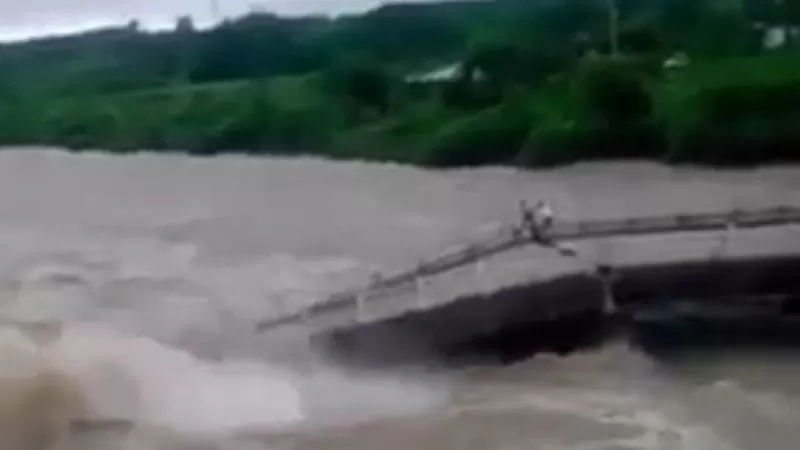 Graban el impresionante derrumbe de un puente en Cuba