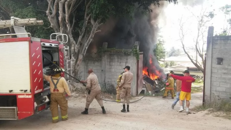 VIDEO: Bomberos de Santa Rosa de Copán apagan incendio en hospital de occidente