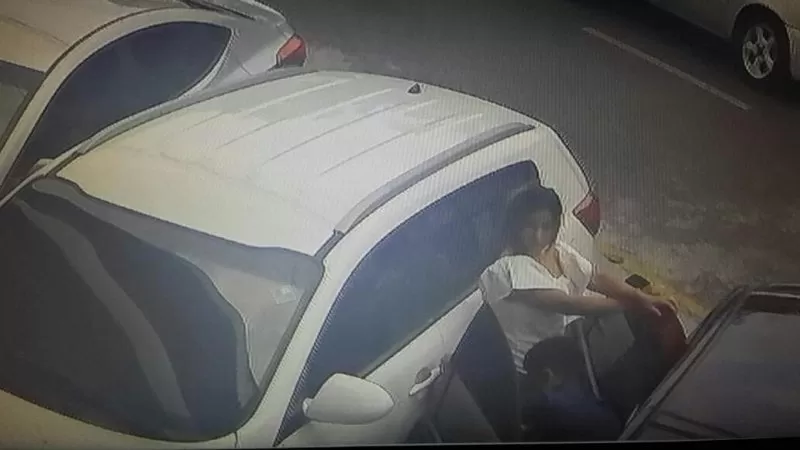 VIDEO: Roban pertenencias dentro de vehículo en complicidad con mujer