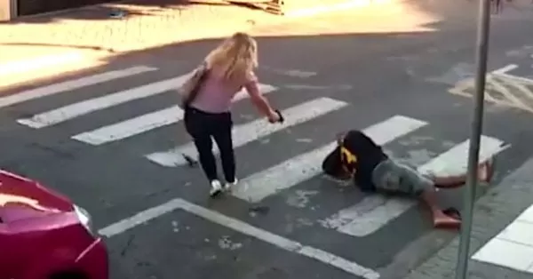 VIDEO: Una mujer dispara a un hombre que iba a atacar a un grupo de madres y sus hijos