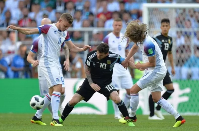 Argentina sufre mientras Islandia sorprende en su debut del Mundial