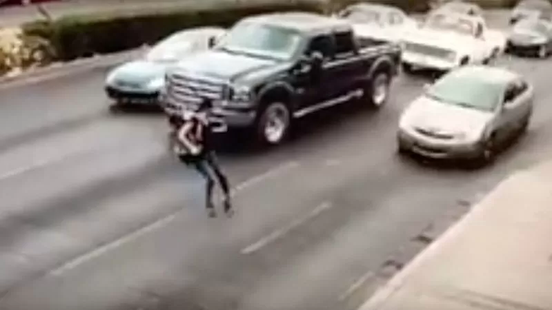Chica con tacones resbala y es arrollada mientras cruza indebidamente una calle en México