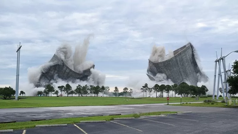 Dos enormes torres son demolidas en Florida en tan solo 10 segundos
