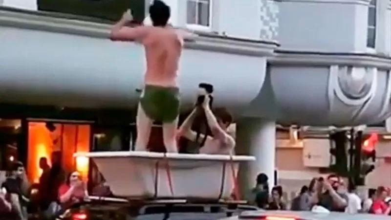 Dos hinchas pasean por el centro de Moscú en una bañera montada en un auto