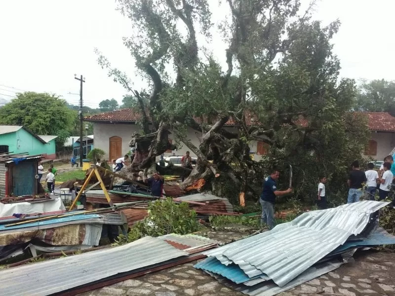 Fuerte tornado en Nueva Arcadia, Copán dejo sin techos y destruye varias viviendas