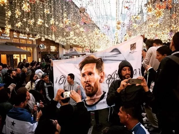 Hinchas impregnan las calles de Moscú del espíritu del Mundial 2018