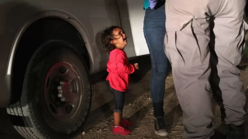 La historia que hay tras la foto de la niña inmigrante que llora desconsoladamente