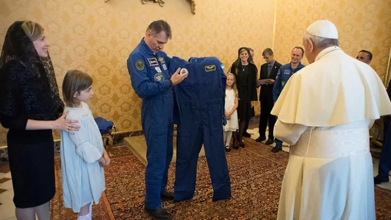 Los astronautas de la EEI regalan al papa Francisco un traje espacial