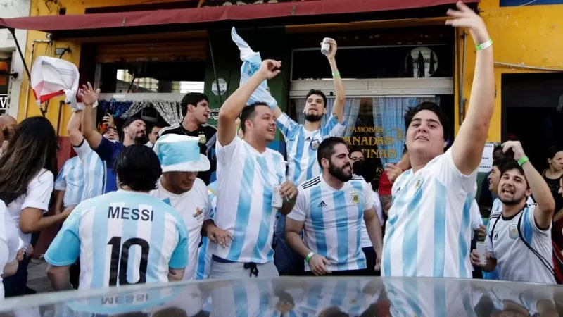 Putin regala entradas del Mundial a dos hinchas argentinos que se perdieron por Rusia