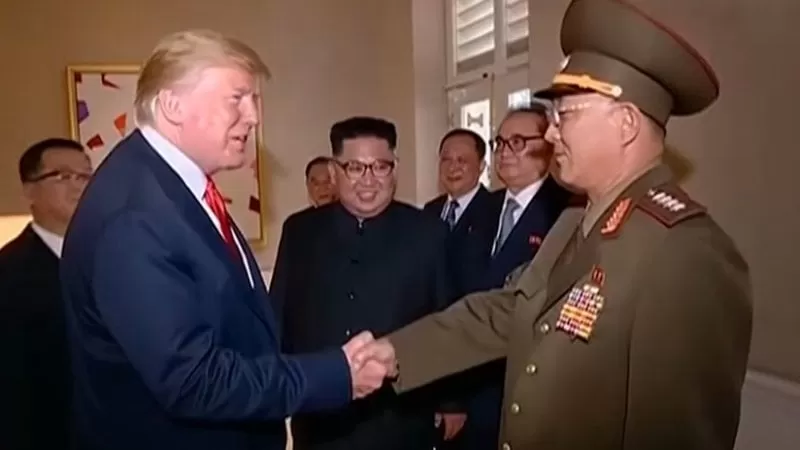 Trump protagoniza un momento incómodo con un alto militar norcoreano en Singapur