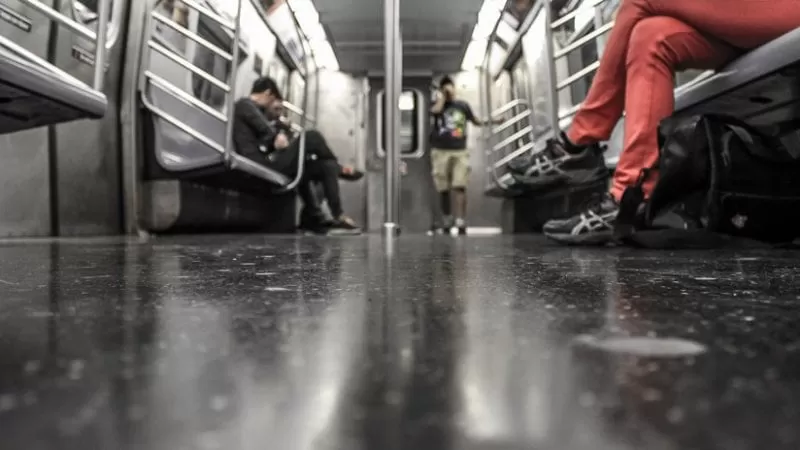 Un anciano abofetea a una mujer por no cederle su asiento en el metro